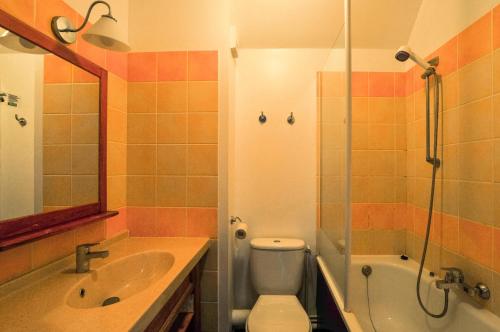 une salle de bain avec un lavabo, des toilettes et une douche dans l'établissement La résidence du Lac - maeva Home - Appartement 3 pièces 6 personnes - Sélection MAE-0401, à Monflanquin
