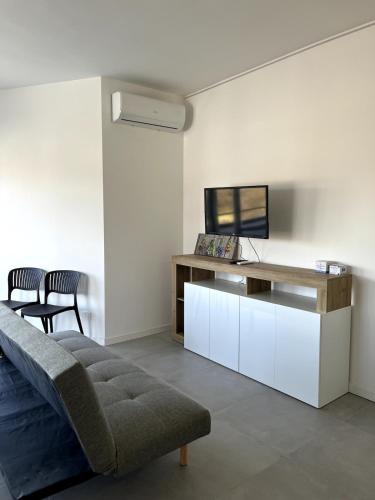 Televisyen dan/atau pusat hiburan di Lake view apartment