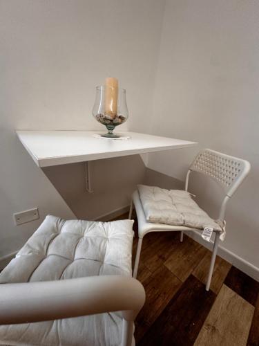 a room with a bed and a table and a chair at Coro & Bentu in Alghero
