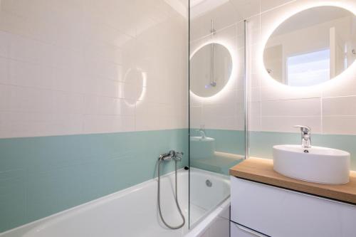 une salle de bain avec un lavabo et une douche dans l'établissement Résidence le Village de Cap Esterel - maeva Home - Appartement vue mer 2 pièces 4 personnes - Prestige - super Home MAE-2171, à Saint-Raphaël
