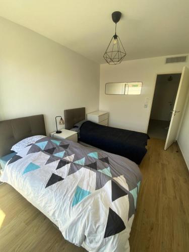 une chambre avec un lit et un salon dans l'établissement Allée des Oliviers - maeva Home - Appartement 3 pièces 6 personnes - Prestige MAE-5001, à Saint-Elme