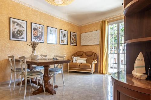 a dining room with a table and a couch at Giadera penthouse 5terreparco in Riomaggiore