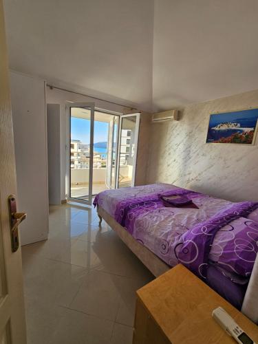 Llit o llits en una habitació de Tirke Apartment