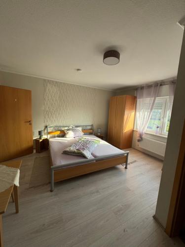 Schlafzimmer mit einem Bett und einem Fenster in der Unterkunft Petryhof in Mörsdorf