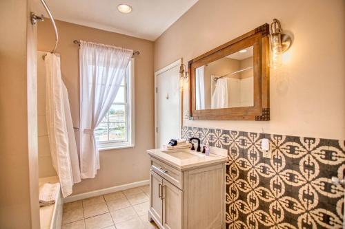 un baño con lavabo y espejo en Gardens of Barons Creek - UNIT C, en Fredericksburg