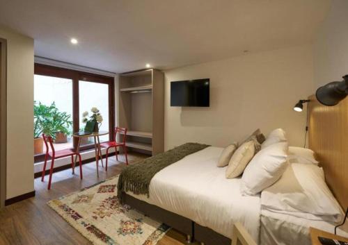 Stylish Loft Ideal for Couples & Work 105