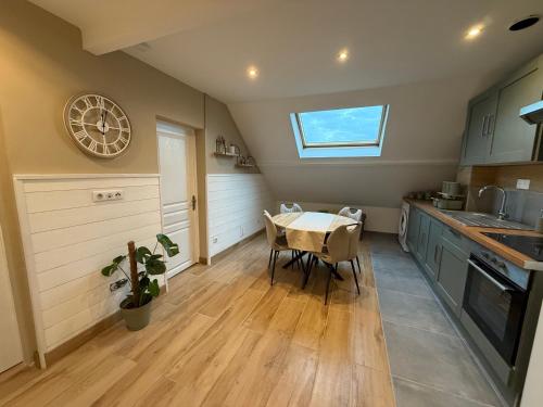 une cuisine avec une table au milieu dans l'établissement douceur d opale, à Boulogne-sur-Mer