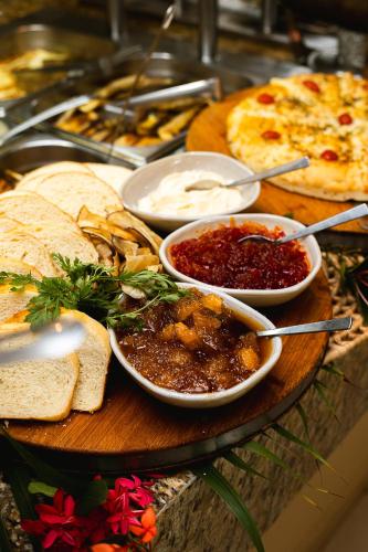 uma mesa coberta com tigelas de comida e pão em Baía Branca Beach Resort em Tamandaré