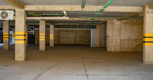 an empty parking garage with concrete floors and columns at Estancias VIVE MX el marqués in Hércules