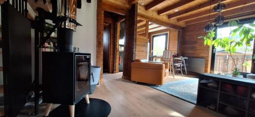 - un salon avec un canapé et une télévision dans une maison dans l'établissement Chalet confortable et tranquille, à Saint-Gervais-les-Bains