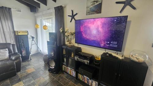 Μια τηλεόραση ή/και κέντρο ψυχαγωγίας στο Seaview Family Home Southcoast