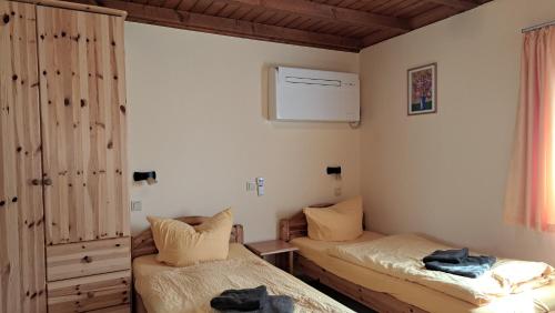 a bedroom with two beds and a window at Pension am Elberadweg in Radebeul