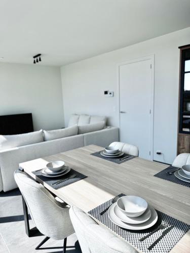 Un lugar para sentarse en Cozy modern duplex with balcony and free parking