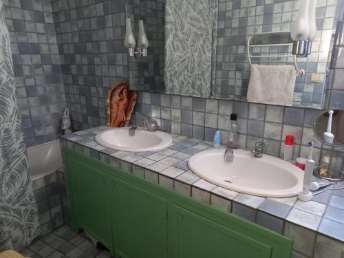 une salle de bain avec deux lavabos et un miroir dans l'établissement La Petite Maison de Charme, à Argelès-sur-Mer