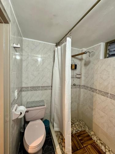 a bathroom with a toilet and a shower at Apartamento en Manizales - Chipre in Manizales