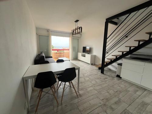 Φωτογραφία από το άλμπουμ του Joli duplex T3 vue mer Le Brusc parking gratuit σε Six-Fours-les-Plages