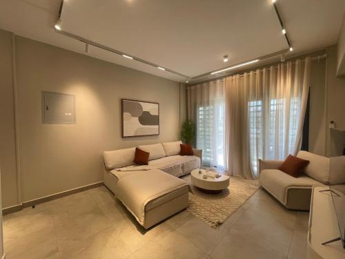 un salon avec deux canapés et une table dans l'établissement Nova Garden View Madinaty Retreat, à Madinaty