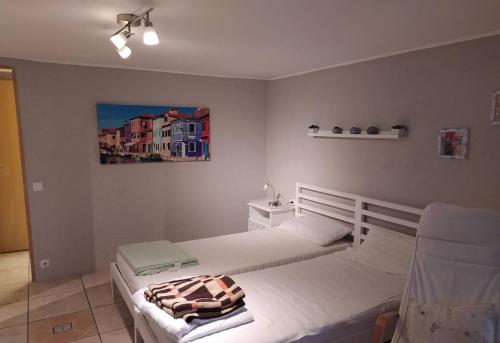 a bedroom with two beds and a painting on the wall at Ferienwohnung mit Privatpool Casa Wende in Benaguacil
