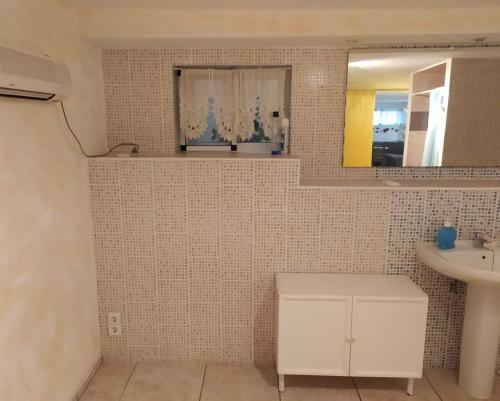 a bathroom with a sink and a mirror at Ferienwohnung mit Privatpool Casa Wende in Benaguacil
