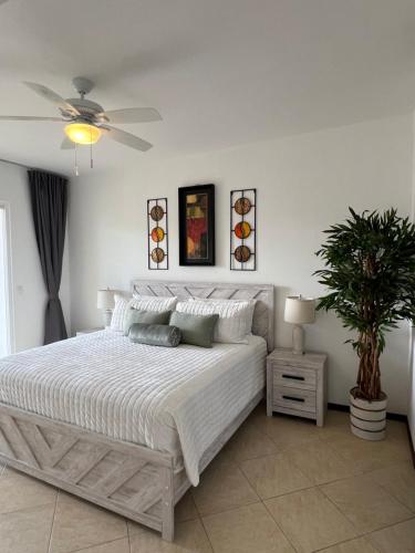 a bedroom with a bed and a ceiling fan at Caracoles Homes in Puerto Peñasco