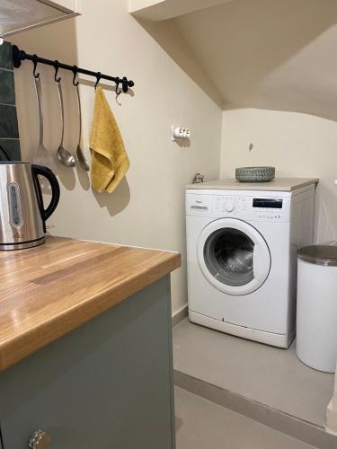 Central old Town house with jacuzzi and yard,4ppl