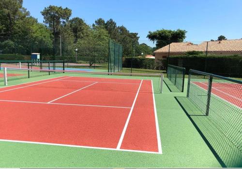 - un court de tennis avec 2 courts dans l'établissement Le Duplex des Mathes, aux Mathes