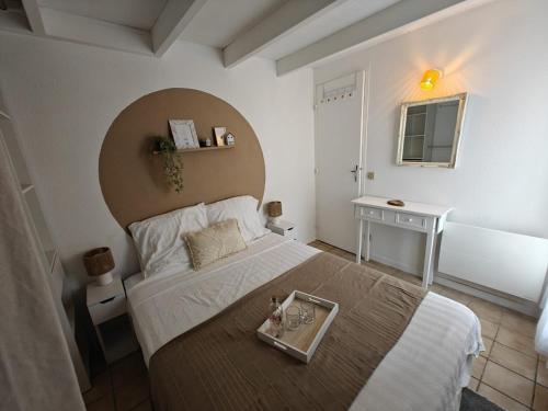 - une chambre avec un grand lit et un plateau dans l'établissement Le Duplex des Mathes, aux Mathes