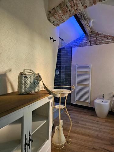 una stanza con un tavolo, una sedia e una finestra di Blu Oltremare camere bijoux a Varazze