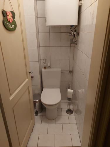Un baño pequeño con un inodoro blanco en una habitación. en Narnia Room, en Innsbruck