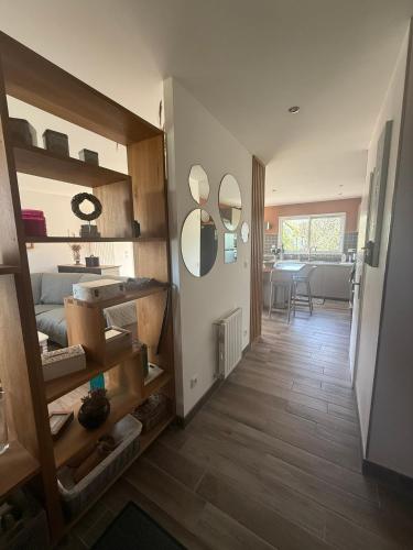 une pièce avec un couloir avec des miroirs au mur dans l'établissement Les Oliviers, à Fort-Mahon-Plage