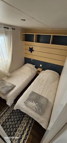 - une chambre avec 2 lits et une tête de lit dans l'établissement Oasis évasion méditerranéenne, à Puget-sur Argens