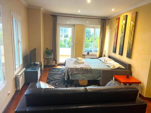 a living room with a couch and a bed at Maison Ausonia - Centre-ville, proche mer, terrasse in Menton