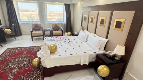 a bedroom with a large bed with balloons on it at منتجع شاطئ الدولفين للإيواء السياحي in Yanbu