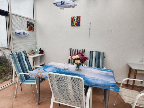 Fotografie z fotogalerie ubytování Sonnenschein 0L mit Terrasse und Garten v destinaci Friedrichshafen