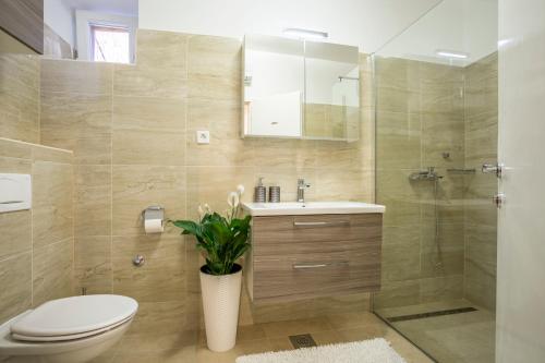 Kylpyhuone majoituspaikassa Villa Ines