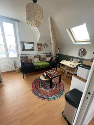 Un lugar para sentarse en Un cocon au Presbytère avec place de parking voiture gratuite