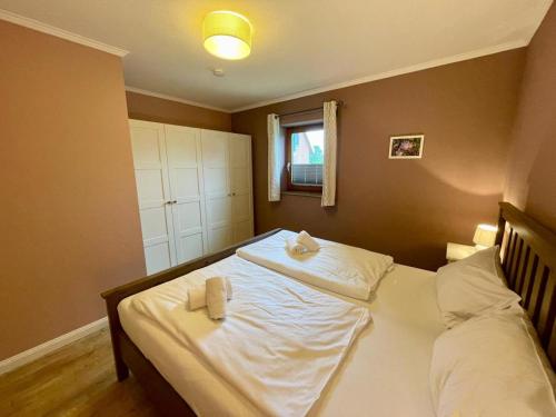 a bedroom with a bed with two towels on it at Lüttes Glück in Lemkenhafen in Lemkenhafen auf Fehmarn