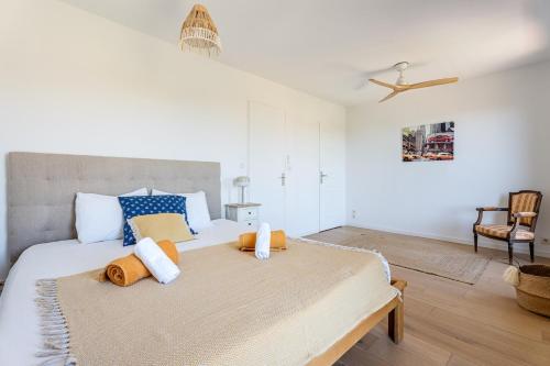 une chambre avec un grand lit avec des oreillers dessus dans l'établissement New Moon, à La Ciotat