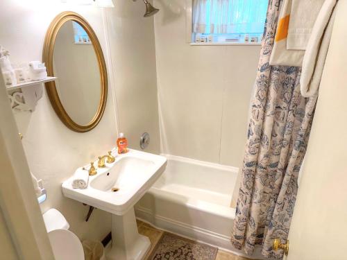 ein weißes Badezimmer mit Waschbecken und Badewanne in der Unterkunft Cottonwood Cottage in Moab