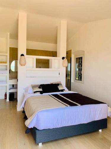 une chambre avec un grand lit dans une pièce dans l'établissement Villa MagnifiK I Luxe I Pool I Sea View I Clim, à Grimaud