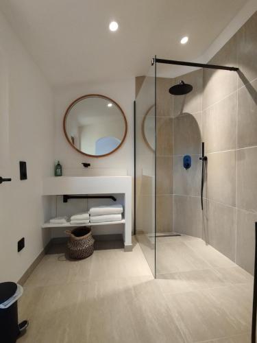 une salle de bain avec douche et miroir dans l'établissement Villa MagnifiK I Luxe I Pool I Sea View I Clim, à Grimaud