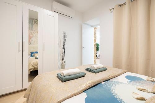 Un dormitorio con una cama con dos almohadas encima. en Falla Loft & Beach, en Cádiz