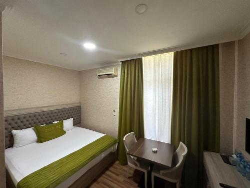 Postel nebo postele na pokoji v ubytování Hotel Empire Business Baku
