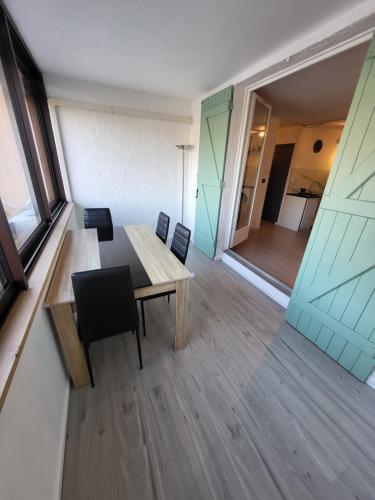 une chambre avec une table et des chaises ainsi qu'un couloir dans l'établissement Appartement T2 à La Croix-Valmer, à La Croix-Valmer