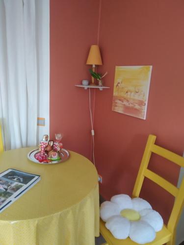 une table et une chaise avec une assiette de nourriture dans l'établissement Au Bon Air, à Lautenbach