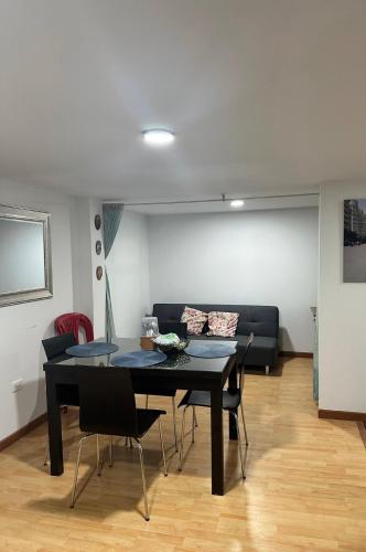 ein Wohnzimmer mit Tisch und Couch in der Unterkunft Hermoso y cómodo apartamento in Nobsa