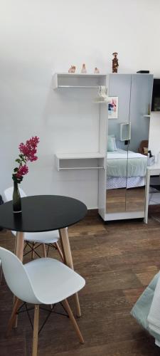 a small room with a table and a bed at Chalé de alto padrão em condomínio in Santa Rita do Sapucaí