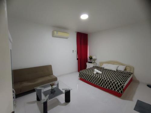 Postel nebo postele na pokoji v ubytování Guest house in New kwaitat near Al Ain Mall