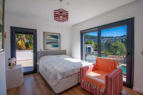 een slaapkamer met een bed en een groot raam bij Villa Casa Luz 2 in Bodrum City