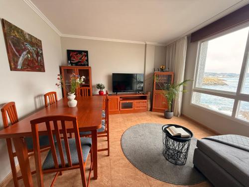 A television and/or entertainment centre at Piso Vacaciones en el mar
